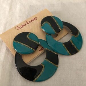 vtg 80s  blue and black geometric dangle earrings featuring